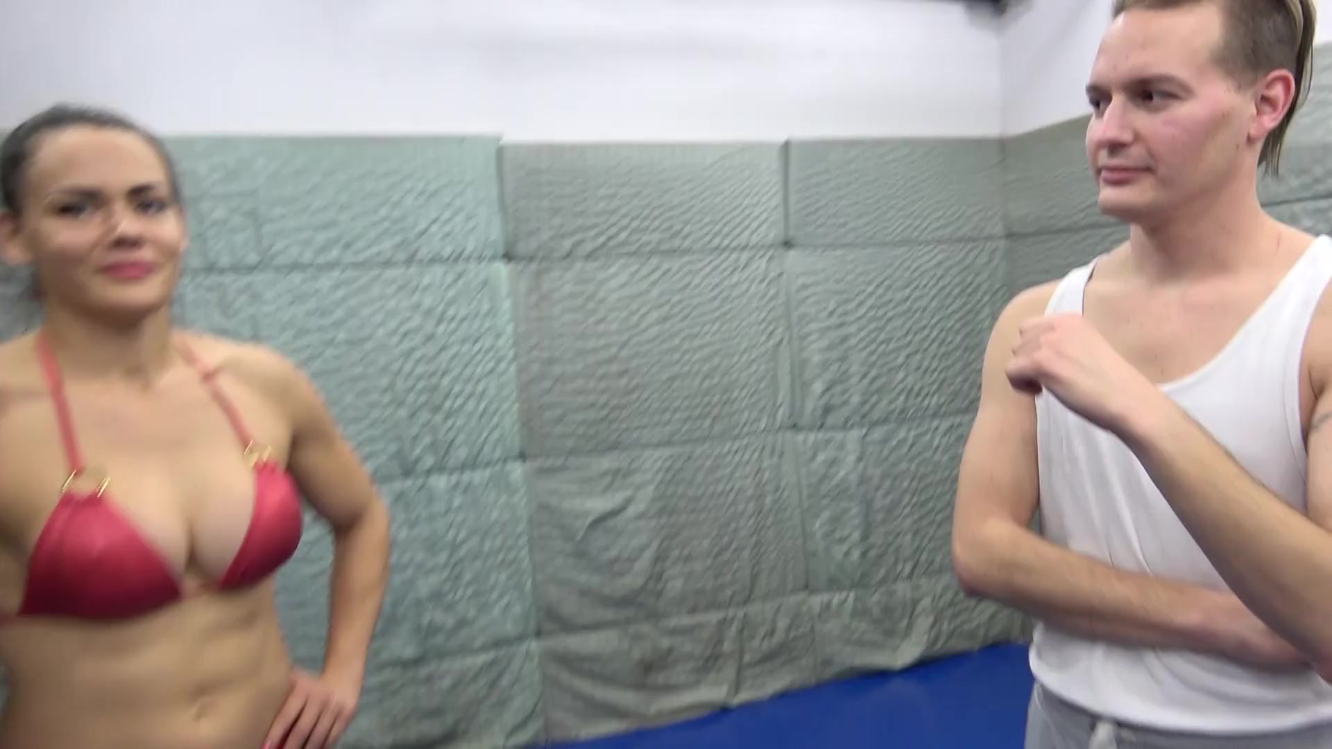 Muscle domina smothers male on the mat